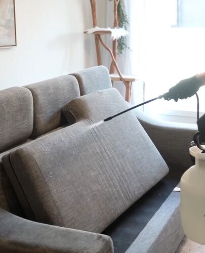 Application d'un protecteur textile sur un divan