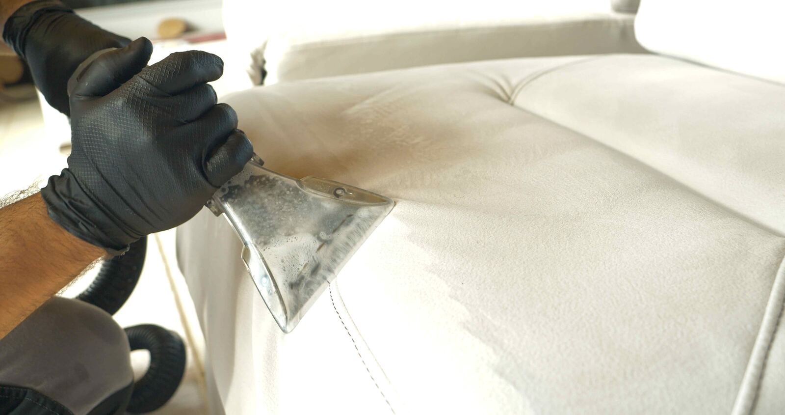 Nettoyage d'un sofa clair avec extracteur transparent